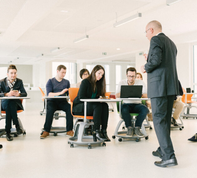 Adultes en formation à l'UCLy