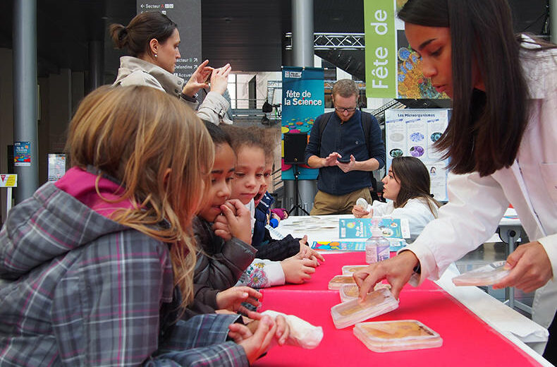 Enfants à la Fête de la Science 2019 à l'UCLY