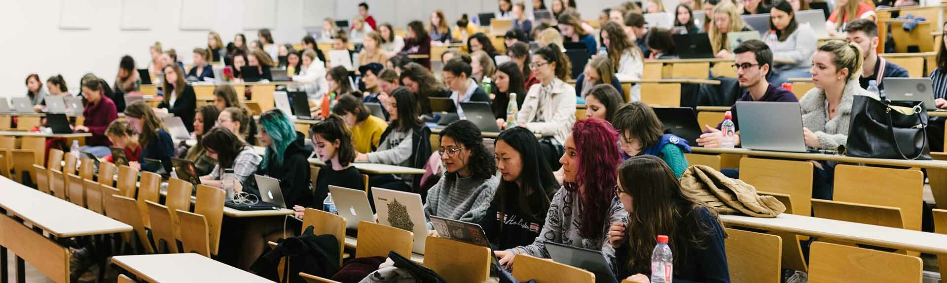 étudiants dans un amphithéâtre