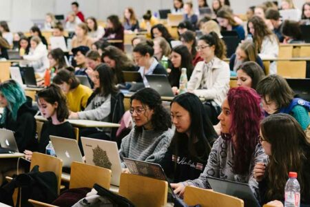 étudiants dans un amphithéâtre