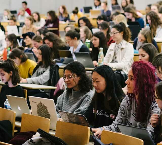 header - étudiants dans un amphithéâtre