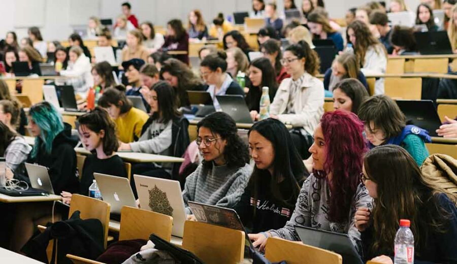 header - étudiants dans un amphithéâtre