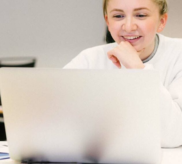 header-etudiante-ordinateur