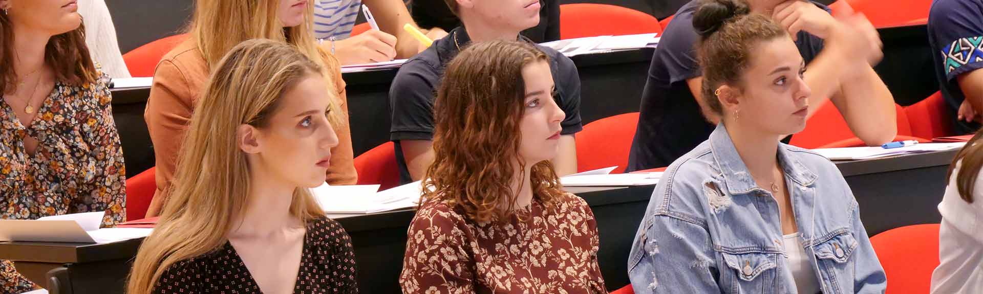 3 étudiantes en amphi