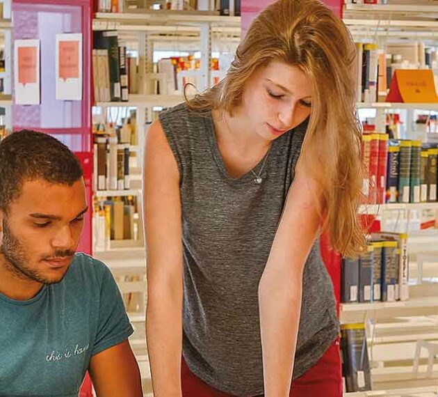 3 étudiants à la bibliothèque du campus St Paul