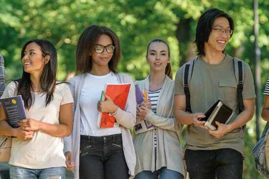 Étudiants internationaux se promenant dans un parc