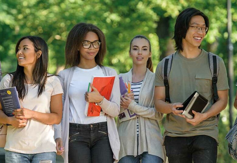 Étudiants internationaux se promenant dans un parc