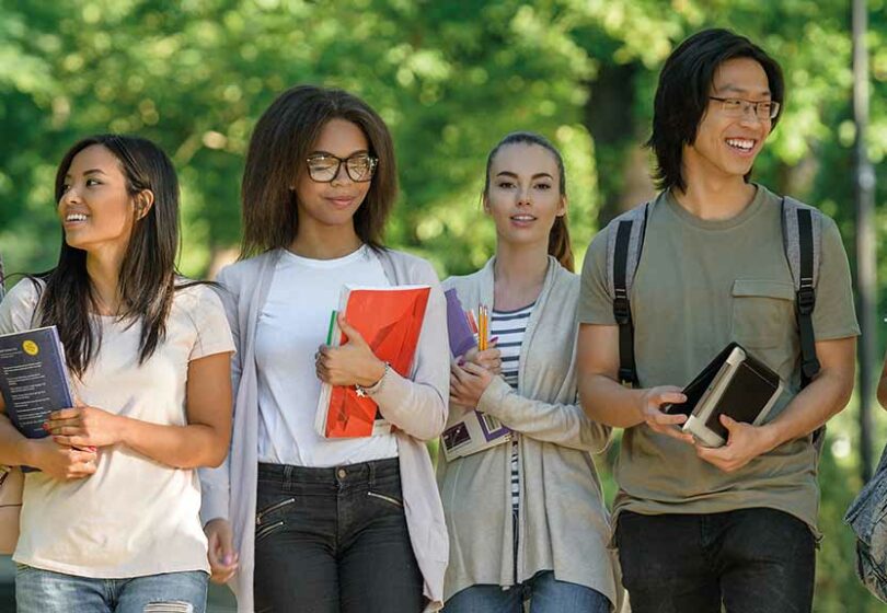 Étudiants internationaux se promenant dans un parc