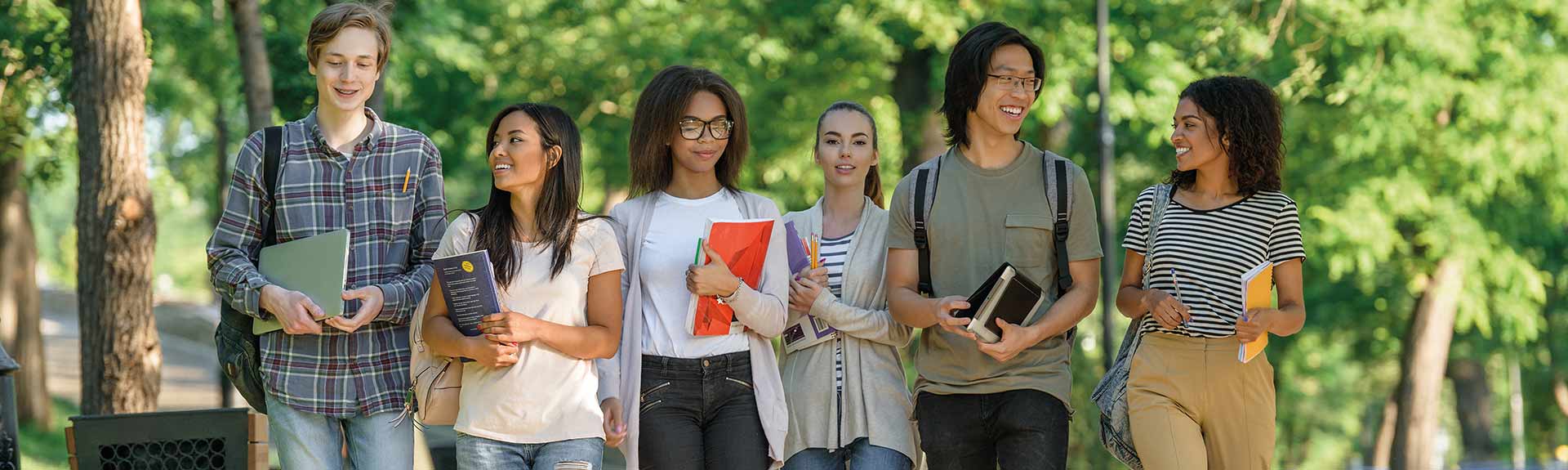 Étudiants internationaux se promenant dans un parc