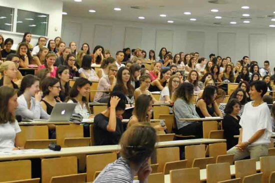 Etudiant en amphi - Campus Carnot Université Catholique de Lyon