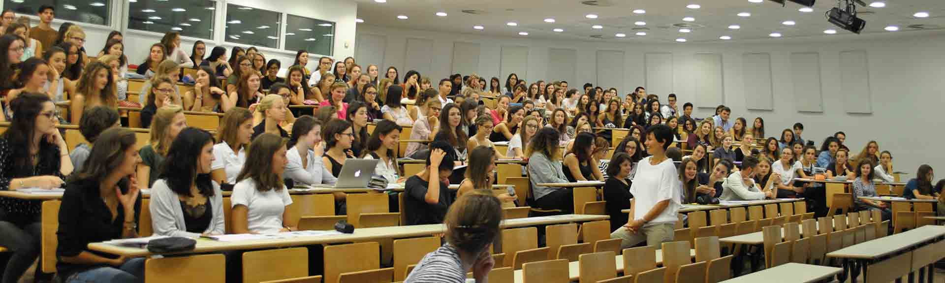 Etudiant en amphi - Campus Carnot Université Catholique de Lyon