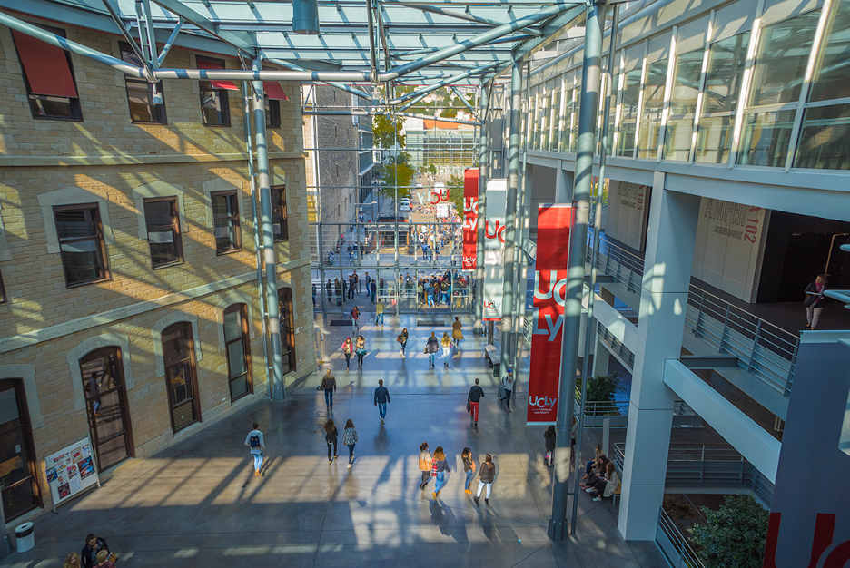 Hall intérieur du campus Saint-Paul de jour