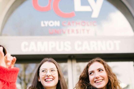 Etudiants devant le campus carnot Lyon