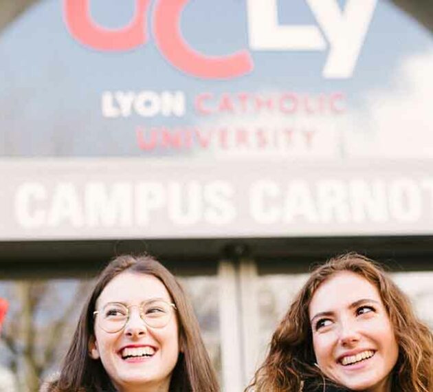Etudiants devant le campus carnot Lyon
