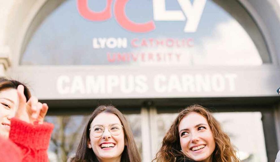 Etudiants devant le campus carnot Lyon