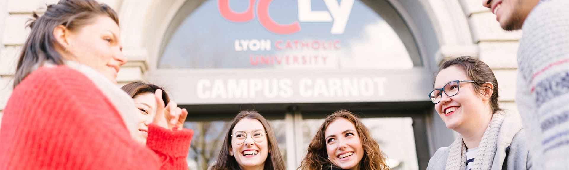 Etudiants devant le campus carnot Lyon