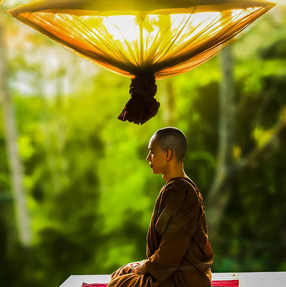 moine bouddhiste en méditation