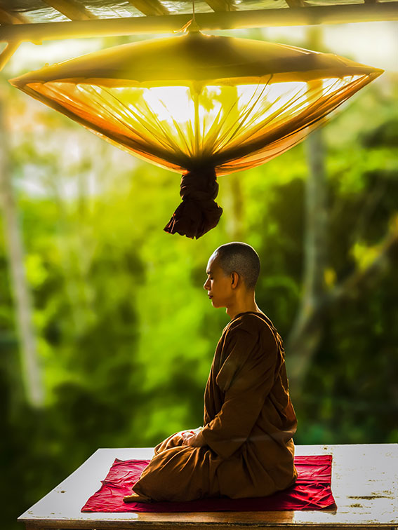 moine bouddhiste en méditation