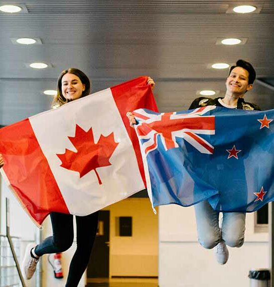 Etudiants sautant avec des drapeaux