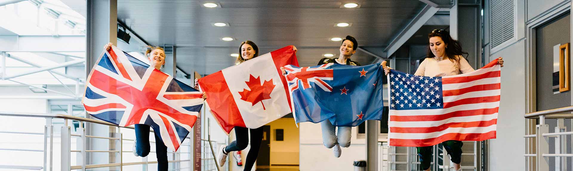 Etudiants sautant avec des drapeaux