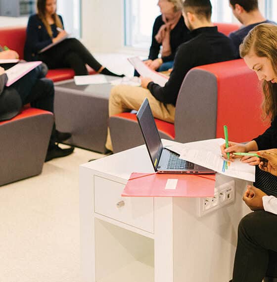 personnes travaillant dans une salle