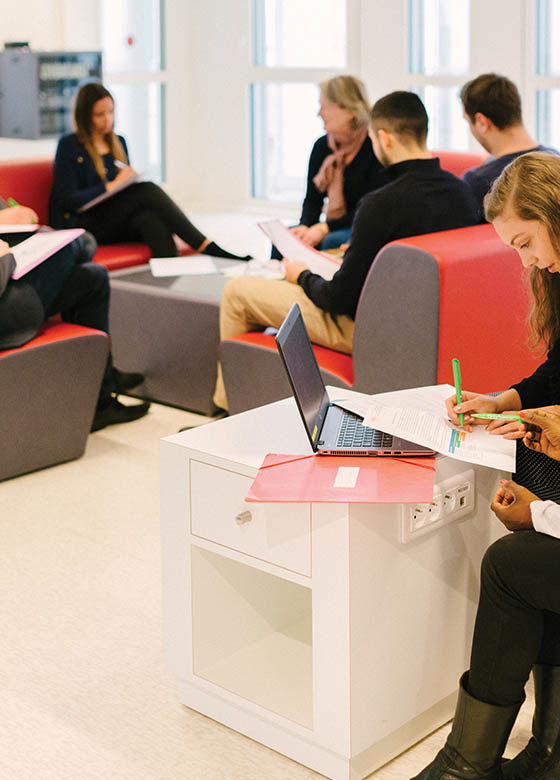 personnes travaillant dans une salle