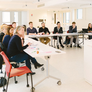 personnes assises dans une salle