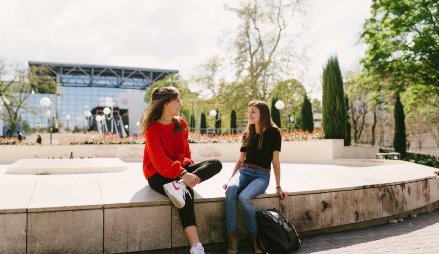 slider étudiants en extérieur