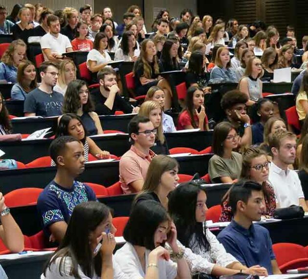 amphi rempli d'étudiants