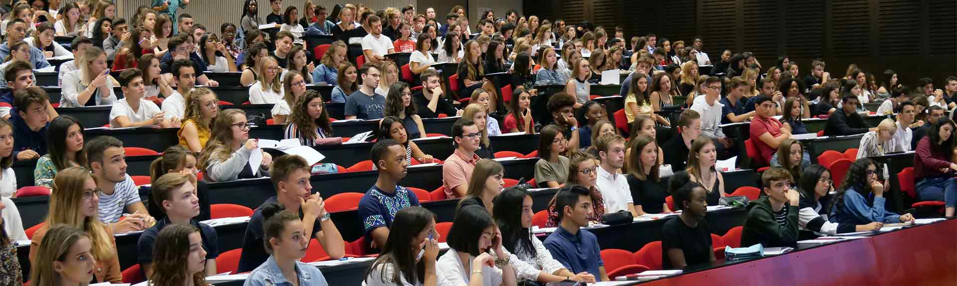 amphi rempli d'étudiants