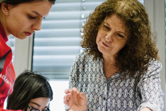 étudiante et enseignante qui discutent