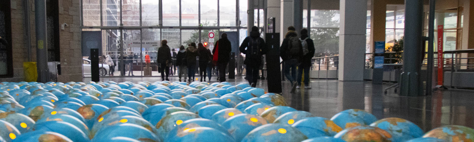 oeuvre et etudiants dans le hall