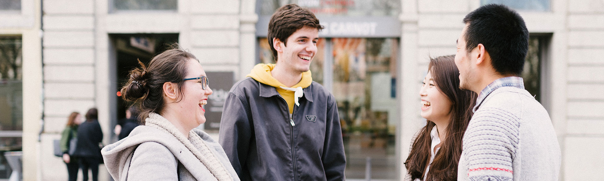 étudiant devant l'université