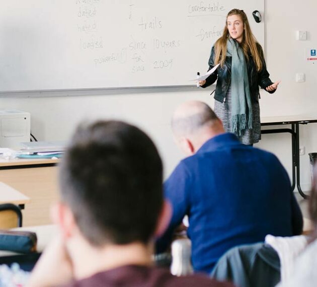 salle de classe avec intervention d'une enseignante