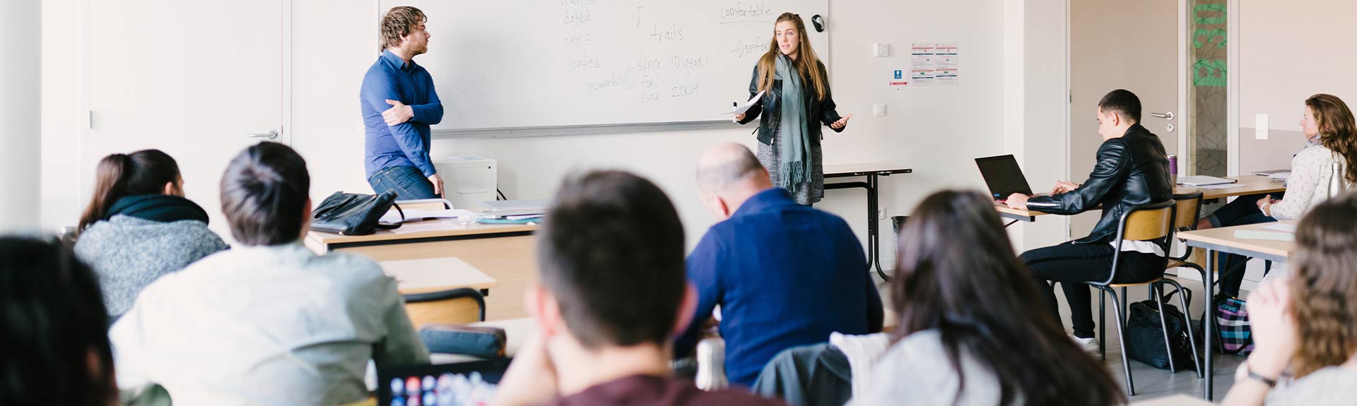 salle de classe avec intervention d'une enseignante