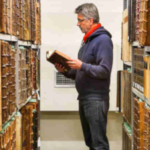 homme dans une bibliothèque