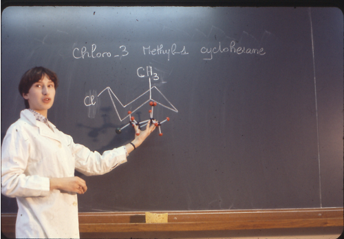 Etudiante au tableau cours de chimie - Histoire UCLy