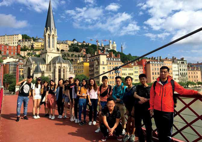 Groupe d'étudiants internationaux de l'UCLy sur un pont de Lyon