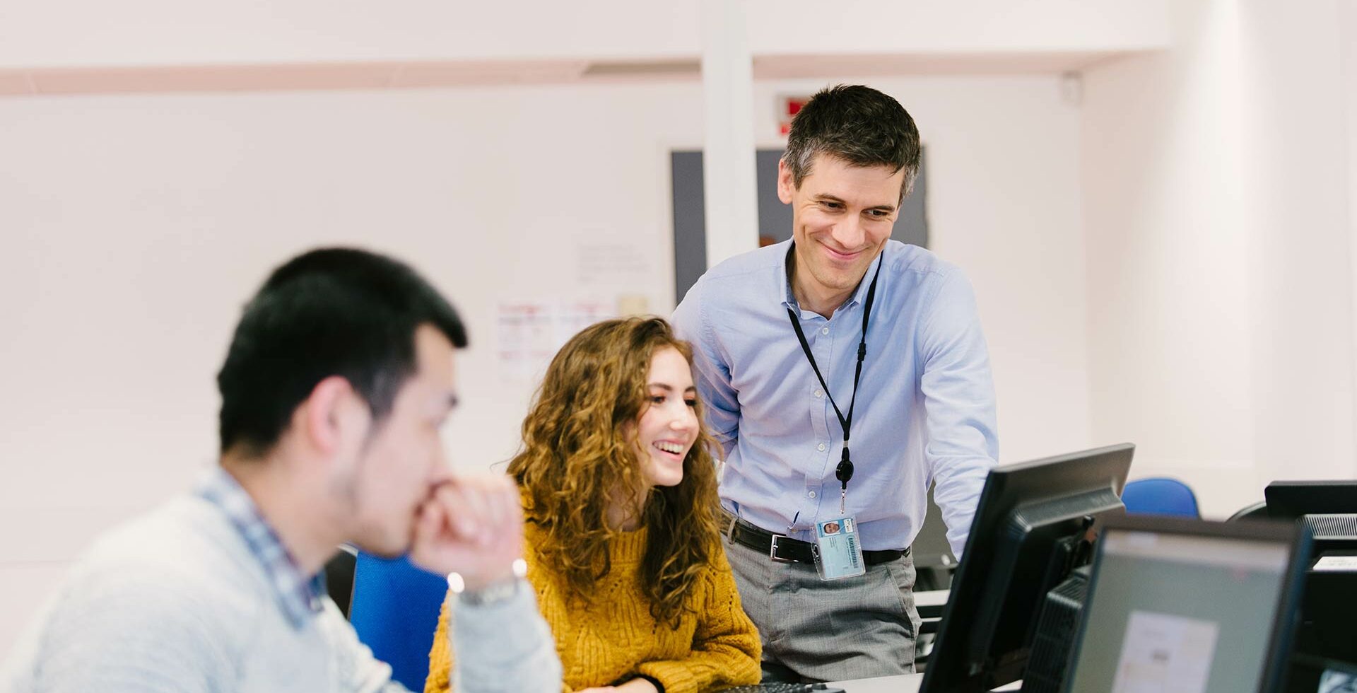 professeur en train d'enseigner et deux étudiants