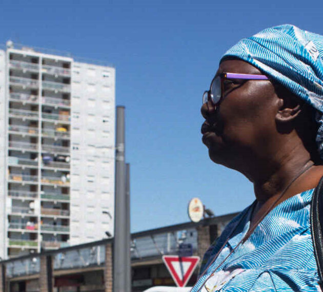 Header de ReliMig - Femme à un carrefour de ville en Afrique + logo ANR incrusté