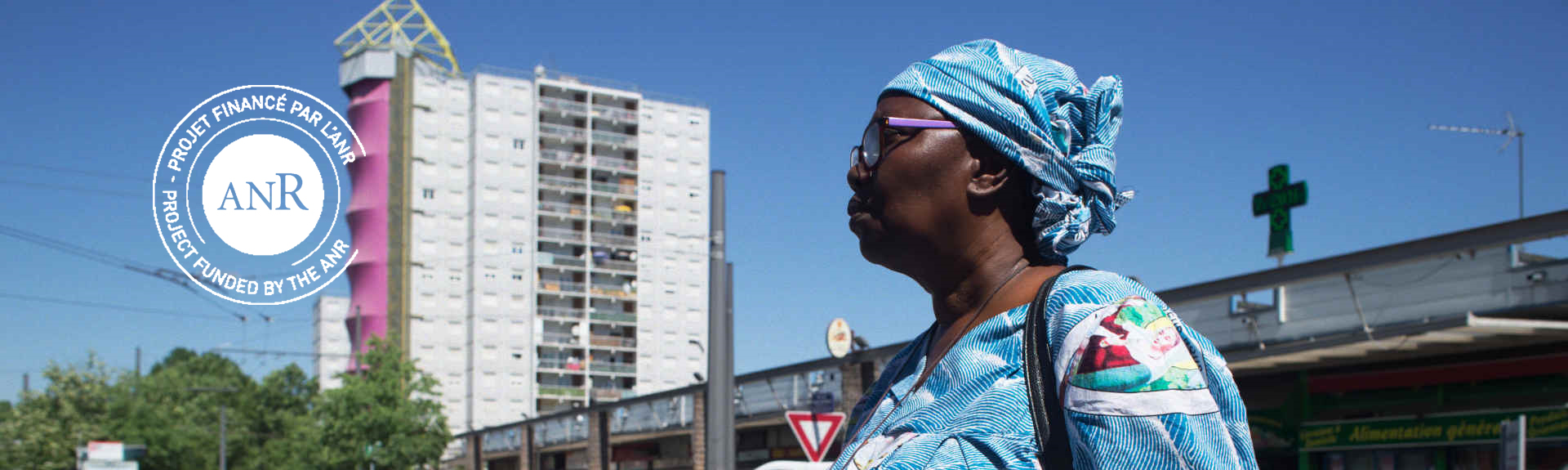 Header de ReliMig - Femme à un carrefour de ville en Afrique + logo ANR incrusté