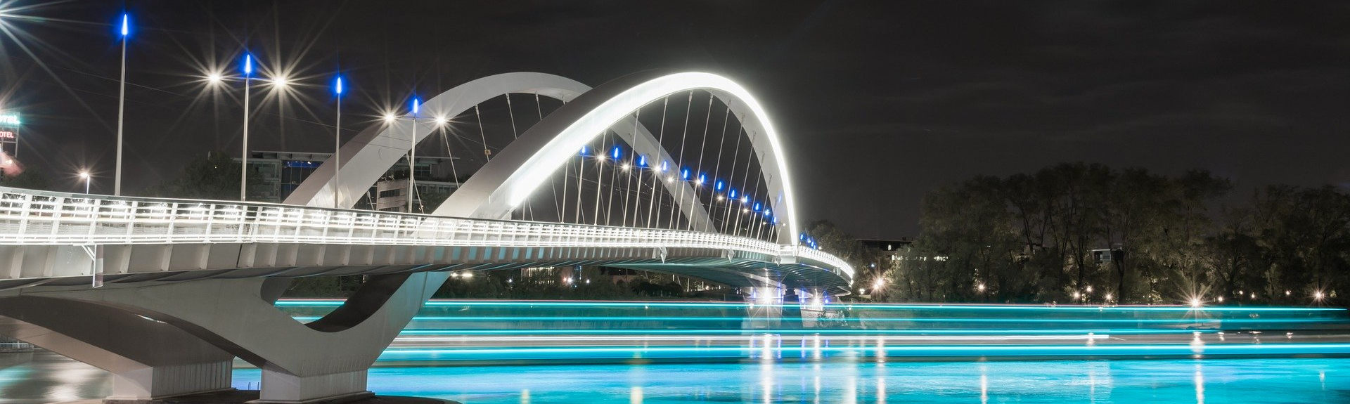 Vue du pont de Confluence Lyon de nuit - Header