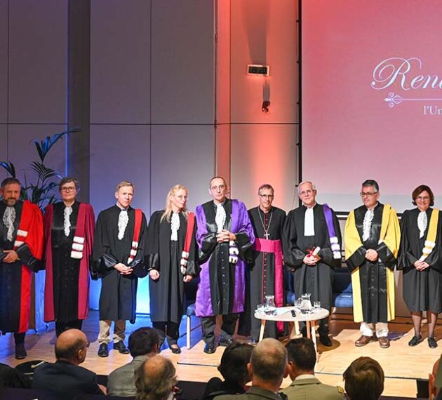 les salariés de l'UCLy dans le hall du campus Saint-Paul