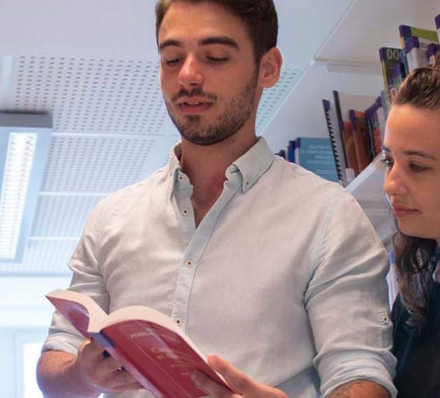 deux étudiants à la bibliothèque