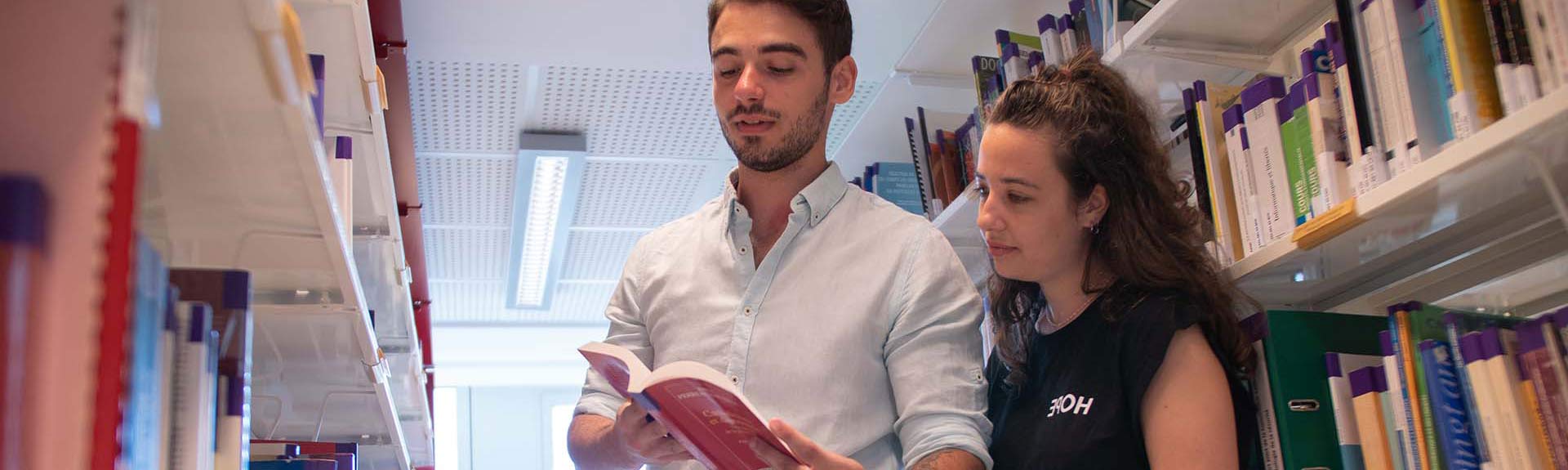 deux étudiants à la bibliothèque