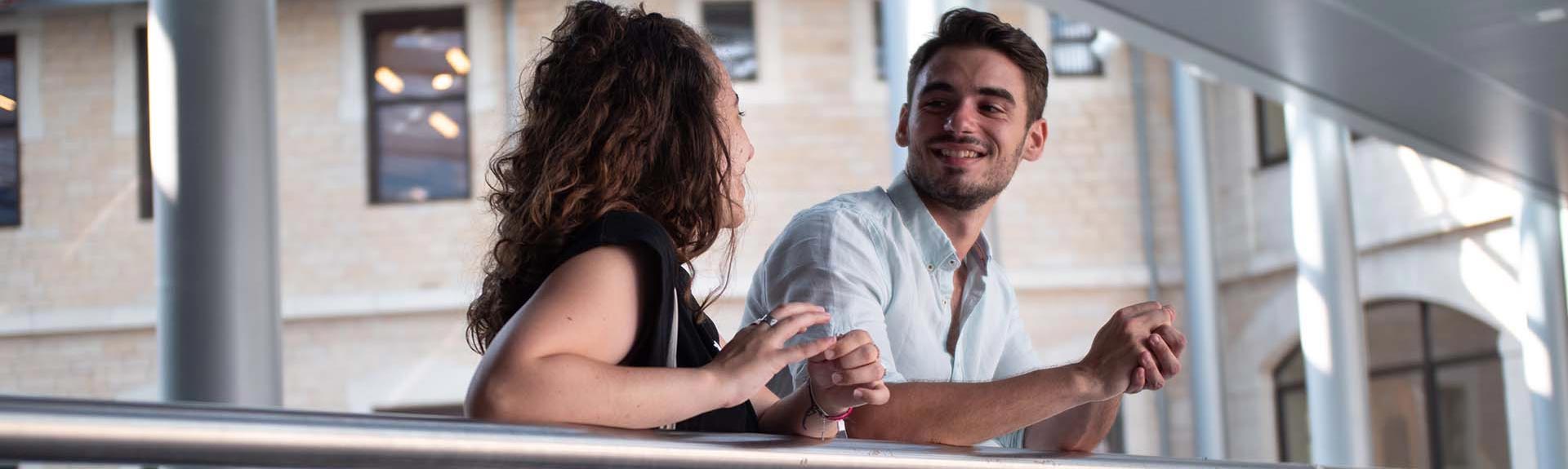 deux étudiants sur la passerelle de l'UCLy