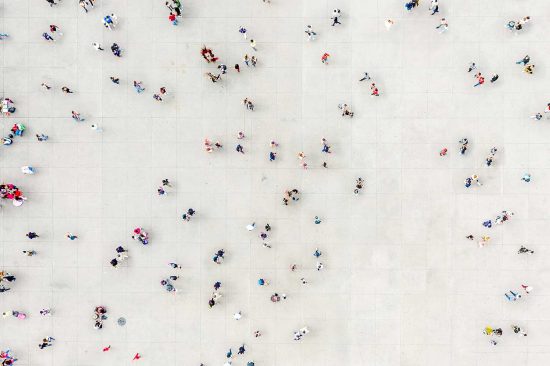foule de gens qui marchent vue du ciel
