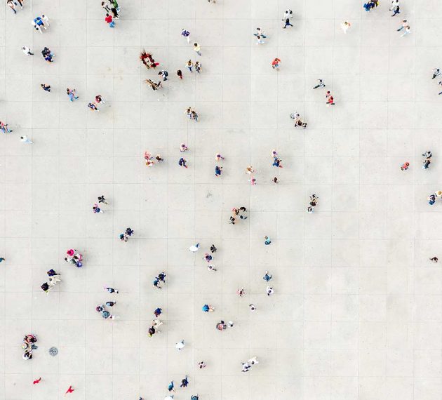 foule de gens qui marchent vue du ciel