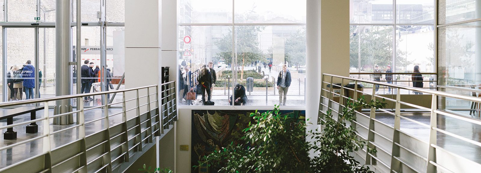 étudiants devant université à Lyon