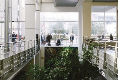 étudiants devant université à Lyon